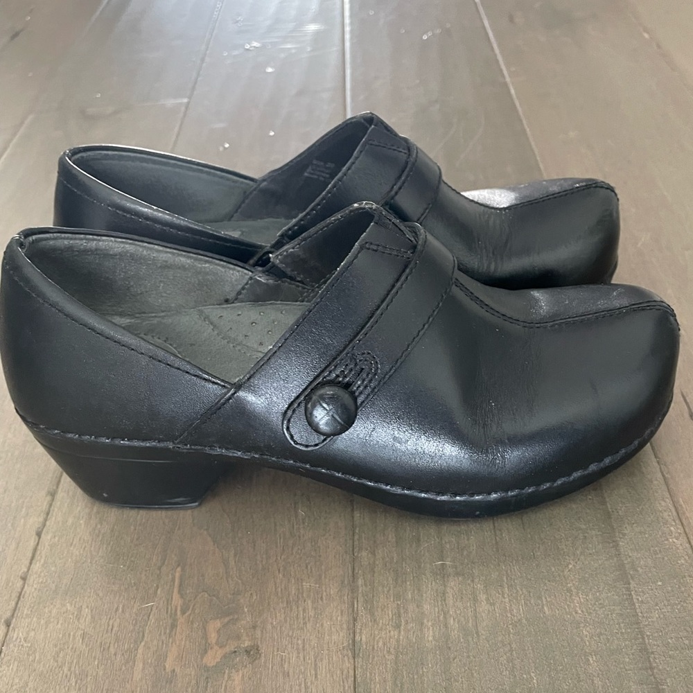 DANSKO Solstice Slip On Leather Heel Clog Button Sz 39 Black